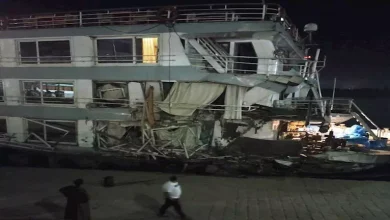 اصطدام باخرة سياحية بكوبري كلابشة في أسوان: الحادث دون أضرار تذكر