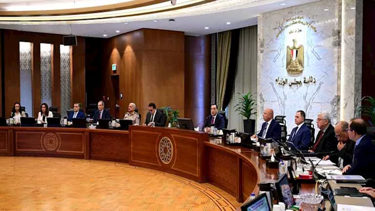 افتتاح المتحف المصري الكبير: عملات تذكارية من الذهب والفضة تحتفل بالحدث التاريخي 1 افتتاح المتحف المصري الكبير: عملات تذكارية من الذهب والفضة تحتفل بالحدث التاريخي