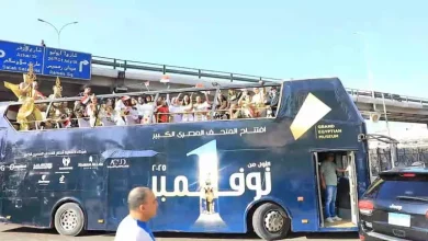 اكتشفوا القاهرة: أوتوبيسات مكشوفة تروج للمتحف المصري الكبير بلمسة فريدة