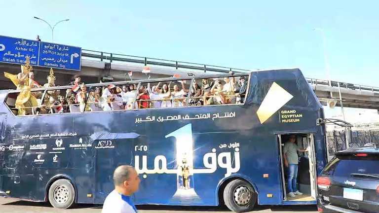 اكتشفوا القاهرة: أوتوبيسات مكشوفة تروج للمتحف المصري الكبير بلمسة فريدة 1 اكتشفوا القاهرة: أوتوبيسات مكشوفة تروج للمتحف المصري الكبير بلمسة فريدة