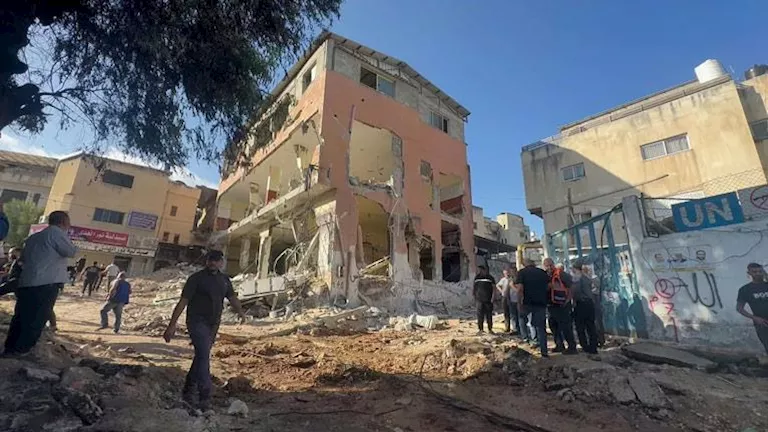 الاحتلال يضيء سماء مخيم نور شمس بقنابل إضاءة: تصعيد جديد في التوترات 1 الاحتلال يضيء سماء مخيم نور شمس بقنابل إضاءة: تصعيد جديد في التوترات
