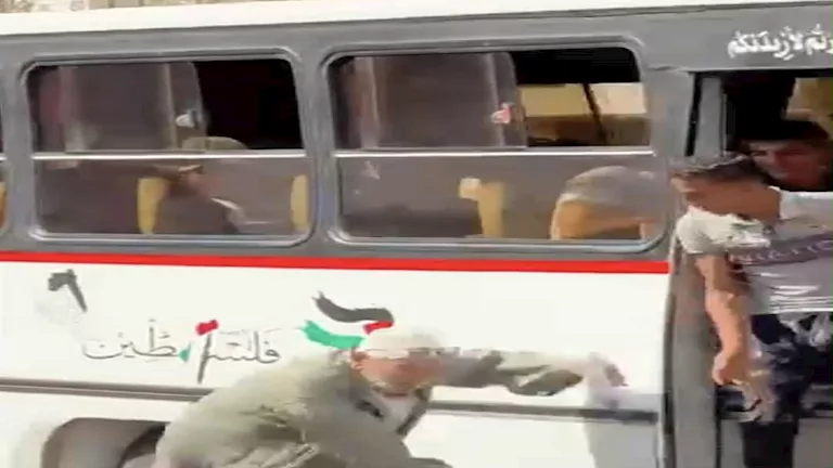 الداخلية تكشف تفاصيل أولية حول فيديو سقوط مسن من أتوبيس في الدقهلية 1 الداخلية تكشف تفاصيل أولية حول فيديو سقوط مسن من أتوبيس في الدقهلية