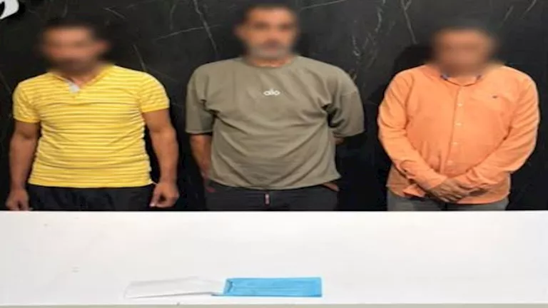 الداخلية تكشف تفاصيل ضبط متهمين احتجزا سمساراً وأجبراه على توقيع إيصالات أمانة 1 الداخلية تكشف تفاصيل ضبط متهمين احتجزا سمساراً وأجبراه على توقيع إيصالات أمانة