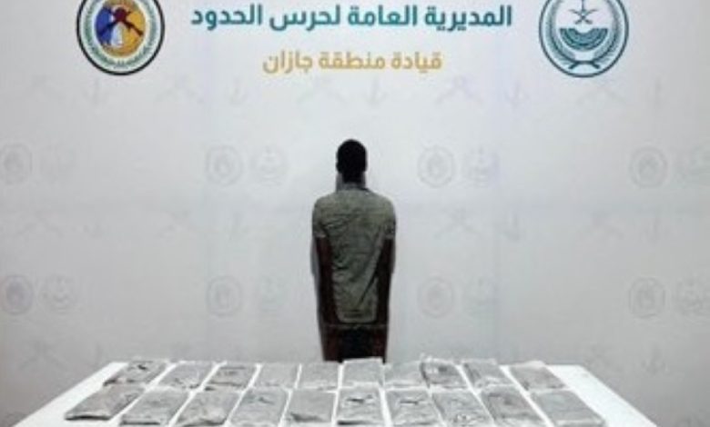 <p><strong>القبض على مهرب مخدرات بحوزته 20.7 كيلوغرام من الحشيش في عملية أمنية نوعية بالسعودية</strong></p> 1 القبض على مهرب مخدرات بحوزته 20.7 كيلوغرام من الحشيش في عملية أمنية نوعية بالسعودية