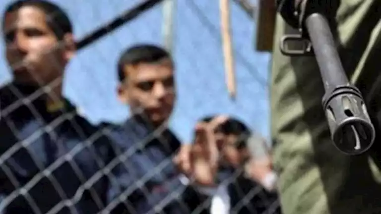 بدء نقل أسرى فلسطينيين تمهيدًا لإطلاق سراحهم في صفقة تبادل تاريخية