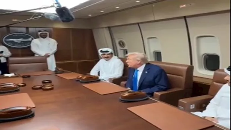 ترامب يلتقي أمير قطر على متن طائرة إير فورس ون في حدث تاريخي - شاهد الفيديو 1 ترامب يلتقي أمير قطر على متن طائرة إير فورس ون في حدث تاريخي - شاهد الفيديو