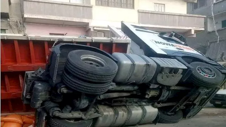 حادث مروع: انقلاب شاحنة محملة بأنابيب غاز على طريق المعادي يُثير الذعر 1 حادث مروع: انقلاب شاحنة محملة بأنابيب غاز على طريق المعادي يُثير الذعر