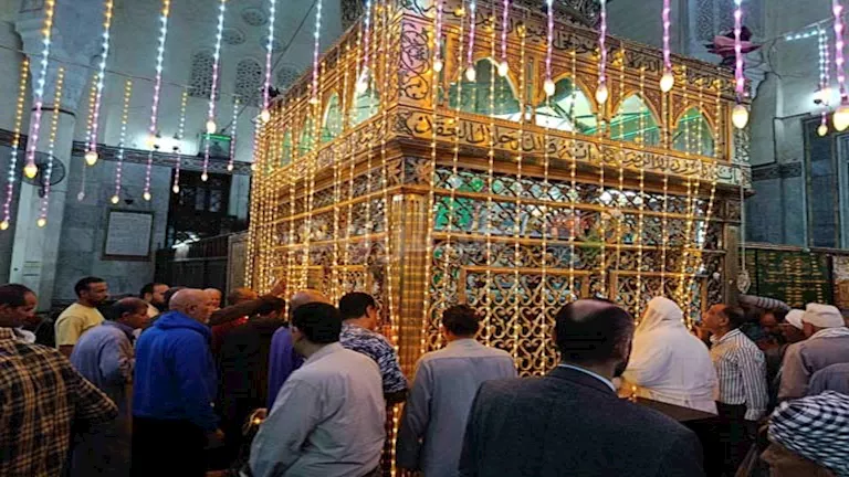 حشود غفيرة تشهد الليلة الختامية لمولد إبراهيم الدسوقي: لحظات تاريخية من الإيمان والروحانية (صور) 1 حشود غفيرة تشهد الليلة الختامية لمولد إبراهيم الدسوقي: لحظات تاريخية من الإيمان والروحانية (صور)