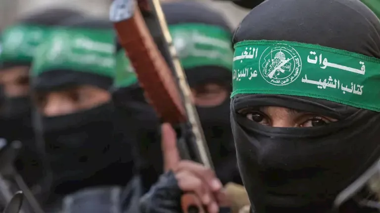 حماس تعلن تأجيل تسليم جثة الأسير: تفاصيل جديدة حول القرار المفاجئ 1 حماس تعلن تأجيل تسليم جثة الأسير: تفاصيل جديدة حول القرار المفاجئ