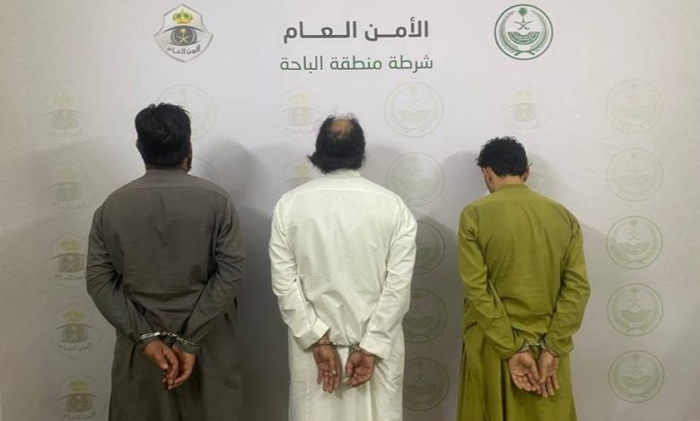 <p><strong>شرطة الباحة تطيح بثلاثة مروجين لمخدر الشبو في عملية نوعية</strong></p> 1 شرطة الباحة تطيح بثلاثة مروجين لمخدر الشبو في عملية نوعية