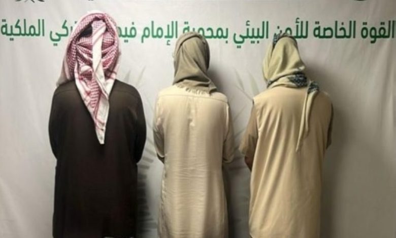 <p><strong>ضبط 3 مخالفين يمارسون الصيد غير المرخص في محمية الإمام فيصل بن تركي الملكية!</strong></p> 1 ضبط 3 مخالفين يمارسون الصيد غير المرخص في محمية الإمام فيصل بن تركي الملكية!