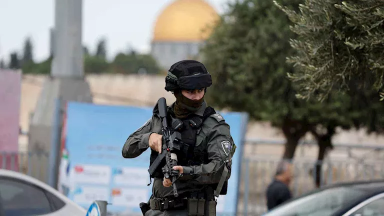 فيديو حصري: جندي إسرائيلي يقتحم مسجدًا في القدس المحتلة ويعترض طريق المصلين 1 فيديو حصري: جندي إسرائيلي يقتحم مسجدًا في القدس المحتلة ويعترض طريق المصلين