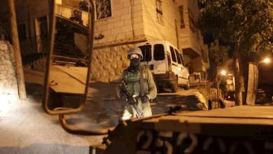 قوات الاحتلال تقتحم منازل عائلات الأسرى قبيل الإفراج عنهم في صفقة غزة
