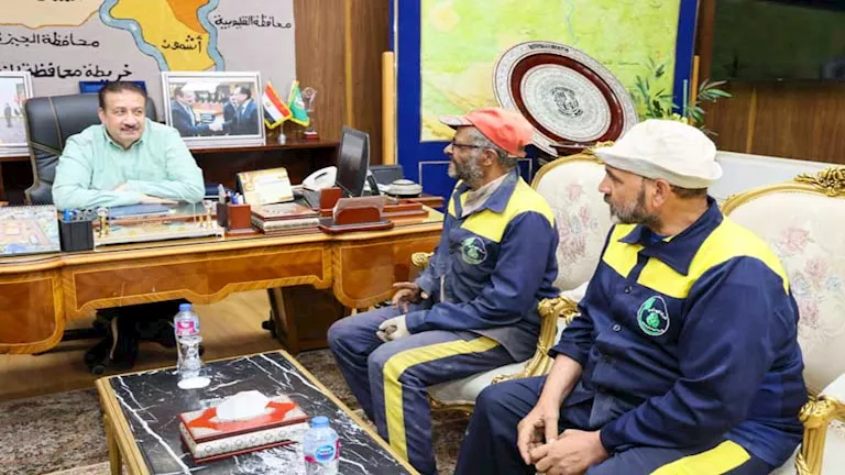 محافظ المنوفية يحتفي بعمال النظافة ويمنحهم مكافآت مالية وعينية تقديراً لجهودهم