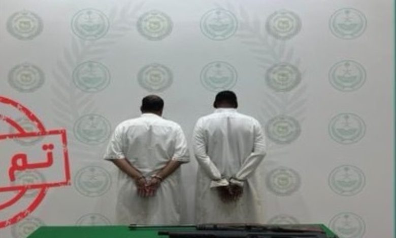 <p><strong>"مداهمة ناجحة: القبض على مواطنَيْن في القصيم بتهمة ترويج الحشيش والإمفيتامين"</strong></p> 1 "مداهمة ناجحة: القبض على مواطنَيْن في القصيم بتهمة ترويج الحشيش والإمفيتامين"