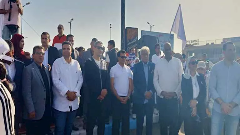 وزير الرياضة والمحافظ يتألقان في ماراثون المشي بكورنيش السويس: احتفالية رياضية تجمع المجتمع 1 وزير الرياضة والمحافظ يتألقان في ماراثون المشي بكورنيش السويس: احتفالية رياضية تجمع المجتمع