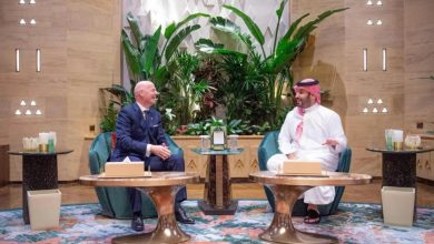 ولي العهد السعودي يلتقي رئيس الفيفا في لقاء تاريخي: تعزيز التعاون الرياضي على الأجندة