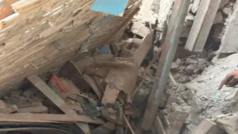 إنقاذ رجل مسن بعد انهيار جزئي لعقار في روض الفرج والبحث مستمر عن طفلة مفقودة 1 إنقاذ رجل مسن بعد انهيار جزئي لعقار في روض الفرج والبحث مستمر عن طفلة مفقودة