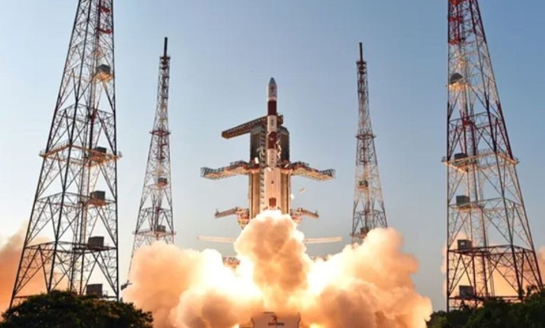 الهند تُطلق أثقل قمر اصطناعي للاتصالات في خطوة تاريخية تعزز قدرات الفضاء!