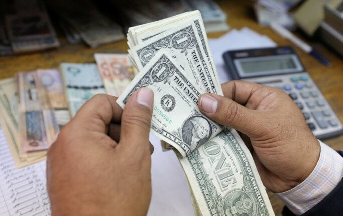 ارتفاع ملحوظ في سعر الدولار بالبنوك المصرية اليوم: ماذا يعني ذلك للاقتصاد؟