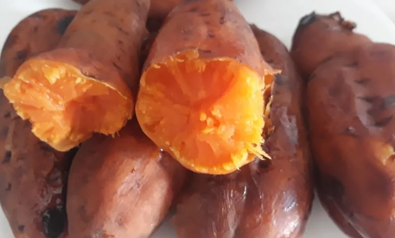 اكتشفوا سر تحمير البطاطا الحلوة بطعم مكرمل يدفئ قلوبكم في الشتاء – وصفة حصرية من خليج نيوز! 1 اكتشفوا سر تحمير البطاطا الحلوة بطعم مكرمل يدفئ قلوبكم في الشتاء – وصفة حصرية من خليج نيوز!