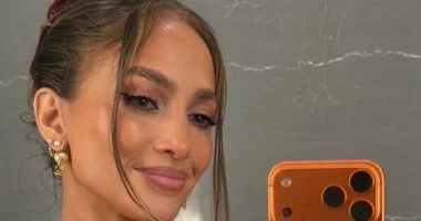 جينيفر لوبيز تتألق بإطلالة جديدة في موسم الأعياد وتثير ردود فعل متباينة بين جمهورها