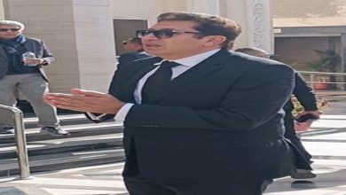 هاني رمزي يوجه نداءً إنسانيًا للصحفيين خلال جنازة والدته الراحلة 5 هاني رمزي يوجه نداءً إنسانيًا للصحفيين خلال جنازة والدته الراحلة